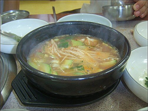 마지막으로 나오는 된장찌개의 시원하고도 구수한 맛이 일품이다 